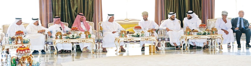 "سلطان بن حمدان خلال استقباله وفد «آسيوي الهجن» | من المصدر"