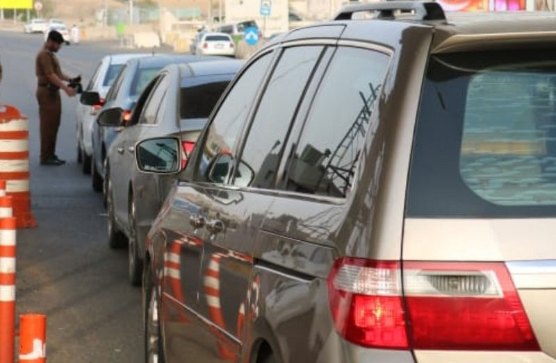 منع المقيمين الذين لا يحملون تصاريح من دخول مكة