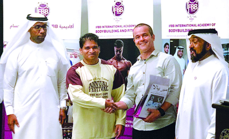 "عبد الكريم سعيد والمحاضر اثناء تكريم راعي الدورة | البيان"
