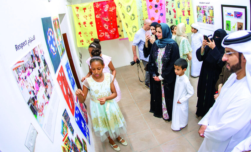 "Ⅶ جميلة المهيري تتابع الرسومات الفنية بالمعرض"