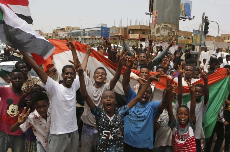 الإمارات: الحوار يمهد لنظام دستوري راسخ في السودان