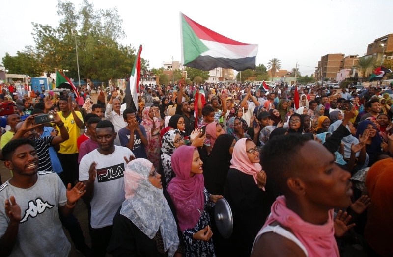 الإمارات: نقف مع السودان في العُسر واليسر