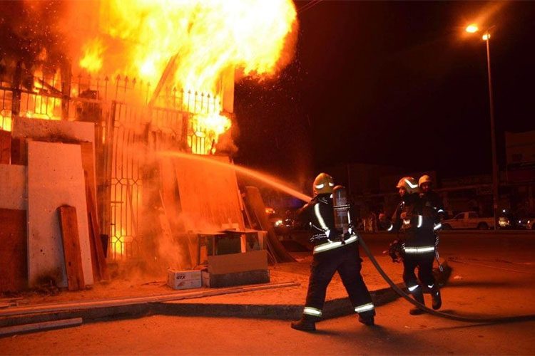 "مدني أبوظبي" ينقذ 21 شخصاً حاصرتهم النيران في حريق فيلا
