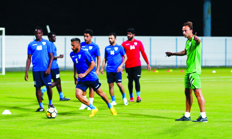 "كونتيس خلال قيادته تدريب الفريق | البيان"