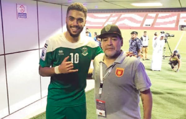 "لقطة ارشيفية تجمع الأسطورة مارادونا بجوهر احمد"