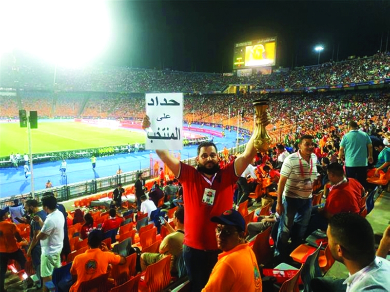 "مشجع مصري يحمل لافتة تعبر عن غضبه في مباراة نيجيريا | البيان"