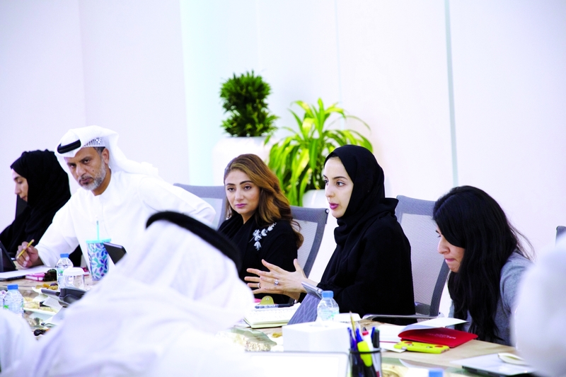 "شما المزروعي وطلال الهاشمي خلال اجتماع الأمناء | البيان"