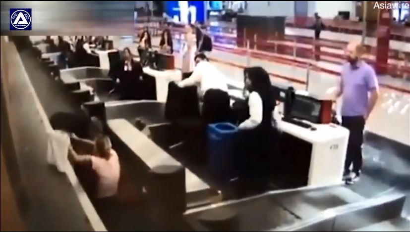 (فيديو) في رحلتها الأولى.. سيدة تبتكر طريقة جديدة لدخول الطائرة!