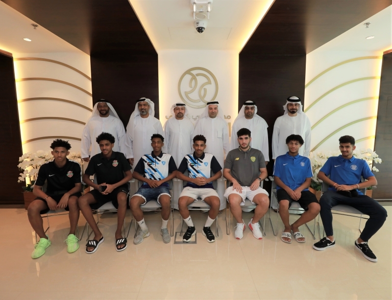 «دبي الرياضي» يلتقي مديري شركات الكرة بالأندية