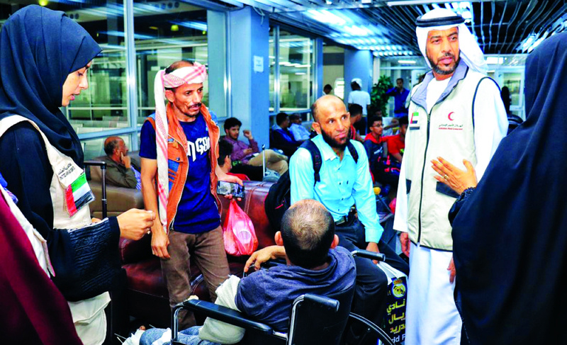 "Ⅶ أحد متطوعي «الهلال» بين الجرحى وذويهم في مطار عدن | وام"
