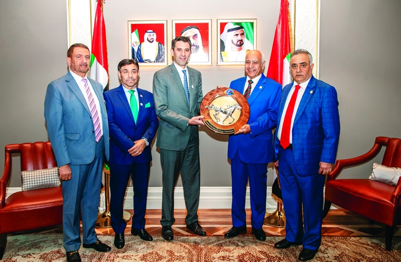 "منصور بالهول يتسلم درعاً تذكارية من ميرزا الصايغ بحضور شريف الحلواني وعبد الله الأنصاري ومسعود صالح | البيان"