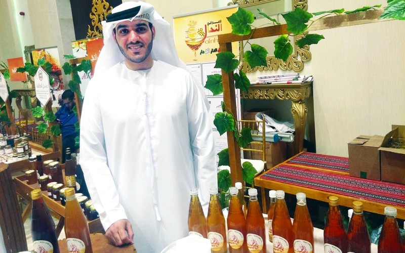 مواطن يبيع العسل لأصحاب الهمم بنصف السعر