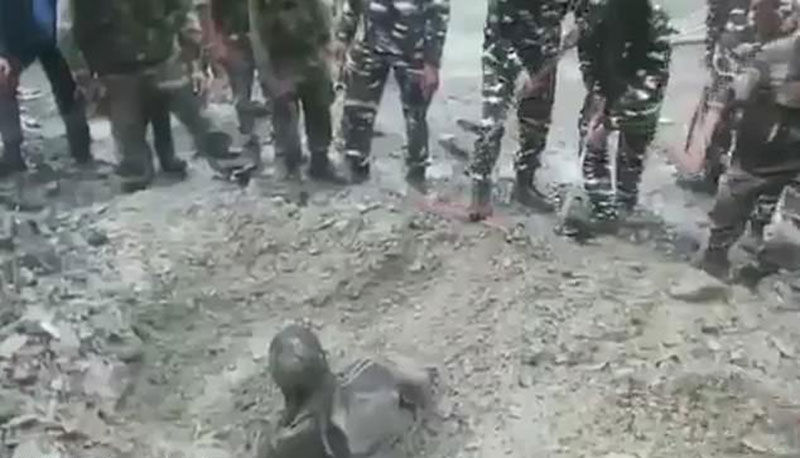 شاهد.. عملية إنقاذ رجل دفن حيا