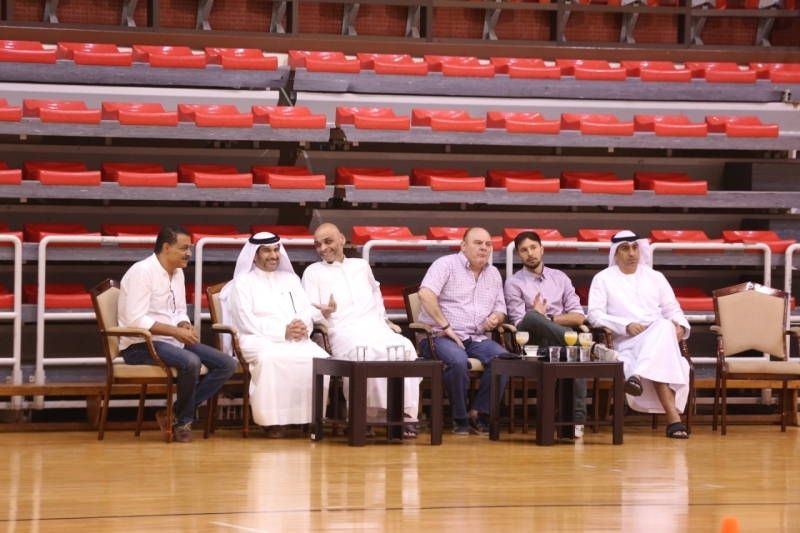 "فيرناندو خلال متابعته تدريبات فريق الشارقة | البيان"