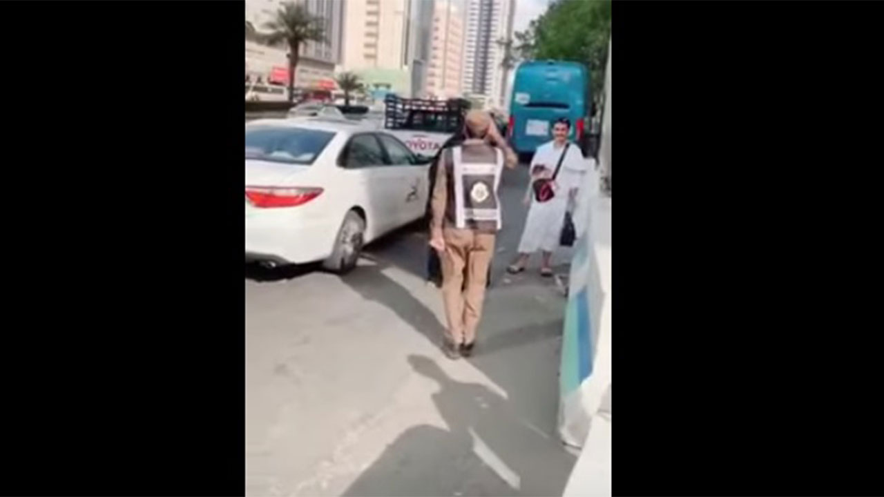 تحية رجل أمن سعودي لوالدته تغزو مواقع التواصل