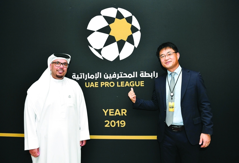 "عبد الله الجنيبي مع شين مانجيل خلال حفل «الرابطة» | البيان"