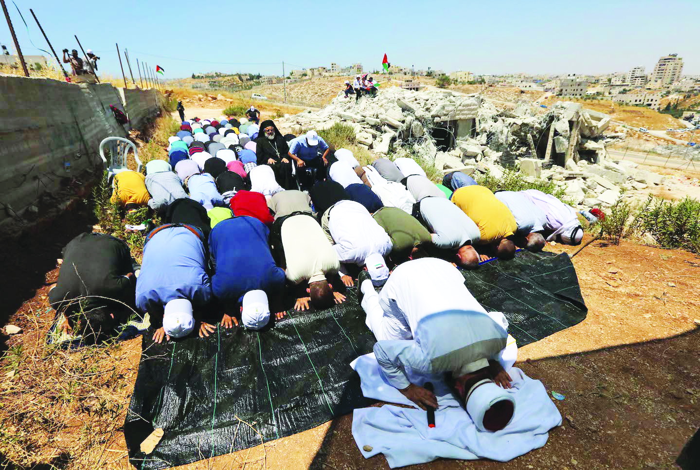 الأب يوليو يؤدي صلاة الجمعة مع المسلمين في القدس