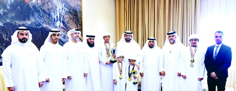 "محمد الشرقي خلال استقباله لاعبي الفجيرة للشطرنج والثقافة | وام"