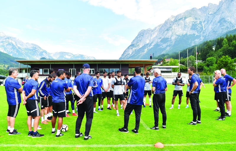 "مارفيك متحدثاً للاعبي المنتخب | البيان"