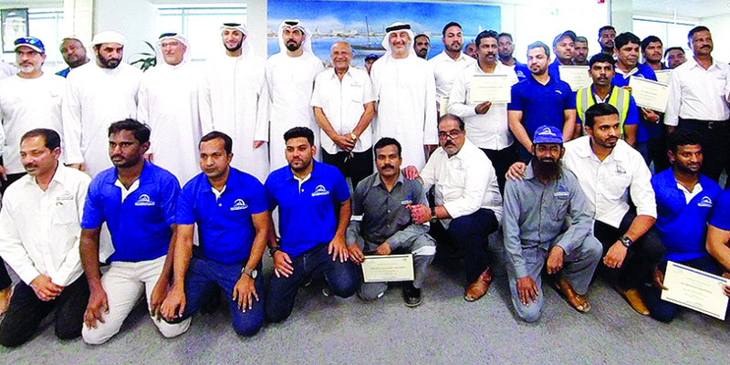 "Ⅶ محمد عبد الله حارب يتوسّط أسرة «دبي للرياضات البحرية» | من المصدر"