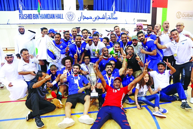 "لاعبو الشارقة يحتفلون بكأس السوبر | تصوير: غلام كاركر"