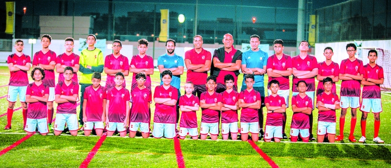 "خالد بيبو وأحمد صديق يتوسطان إحدى فرق الأكاديمية | البيان"