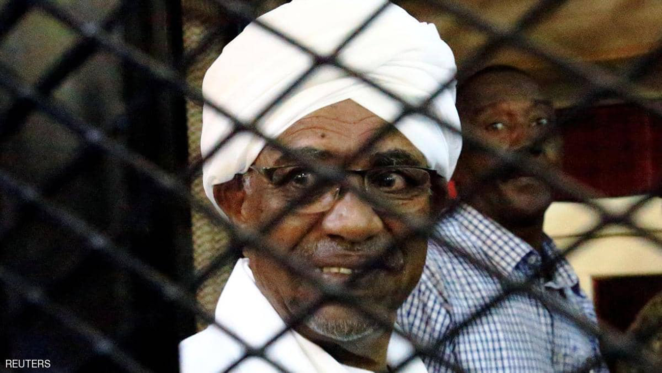مدير مكتب البشير يكشف تفاصيل "أموال القصر"