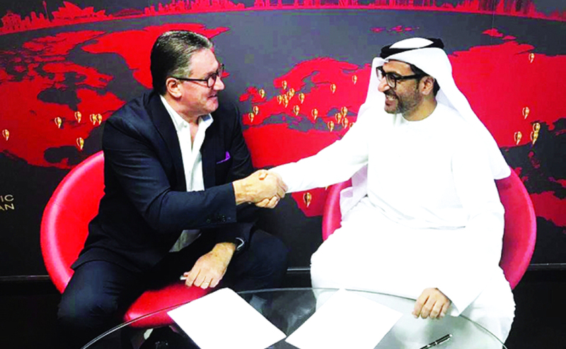 "سعيد الطاهر وجيمس ماجي خلال توقيع الاتفاقية | البيان"