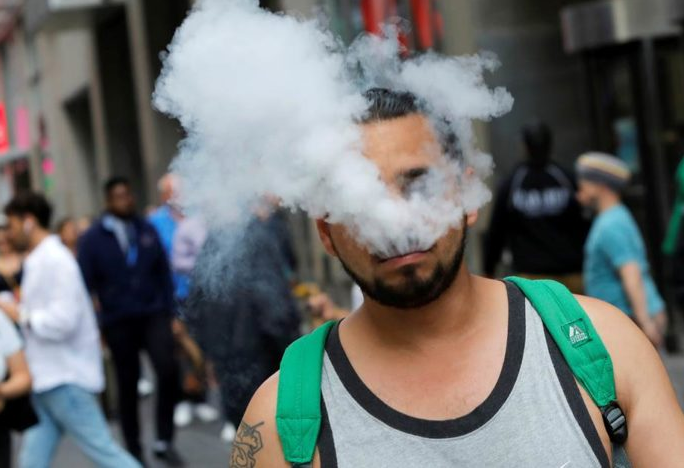 إدارة ترامب تسعى لحظر السجائر الإلكترونية ذات النكهات