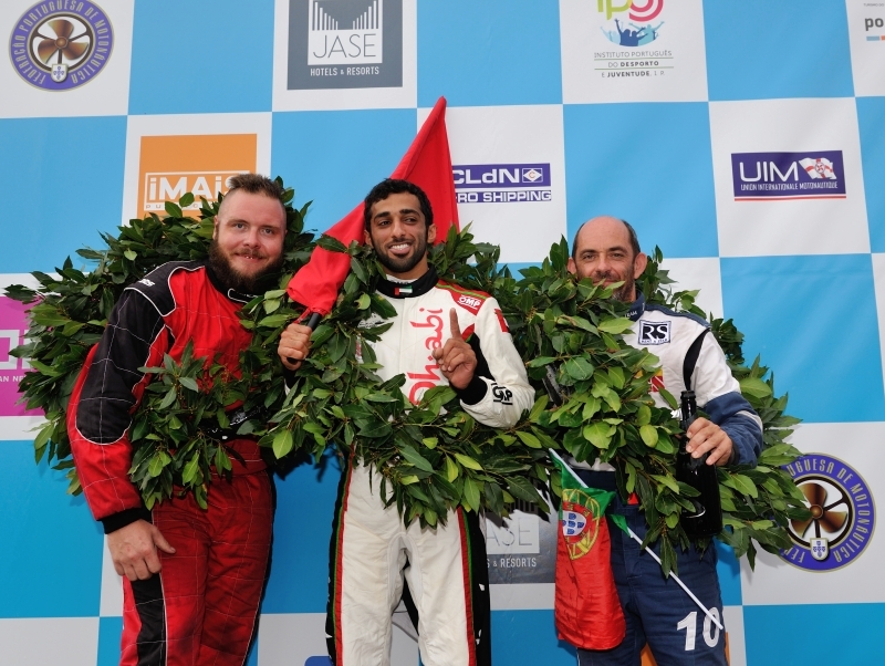 "راشد القمزي بطل العالم فرحاً على منصة التتويج | من المصدر"