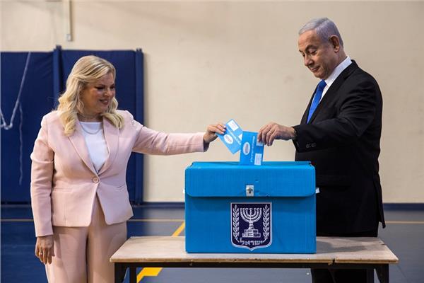 نتائج متقاربة جداً لنتانياهو وغانتس بعد إقفال صناديق الاقتراع