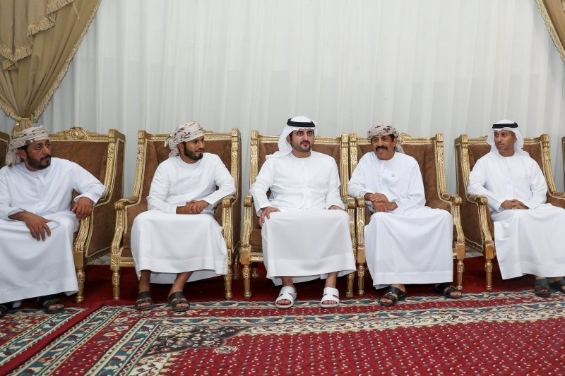 مكتوم بن محمد وهزاع بن زايد يعزيان ذوي الشهداء