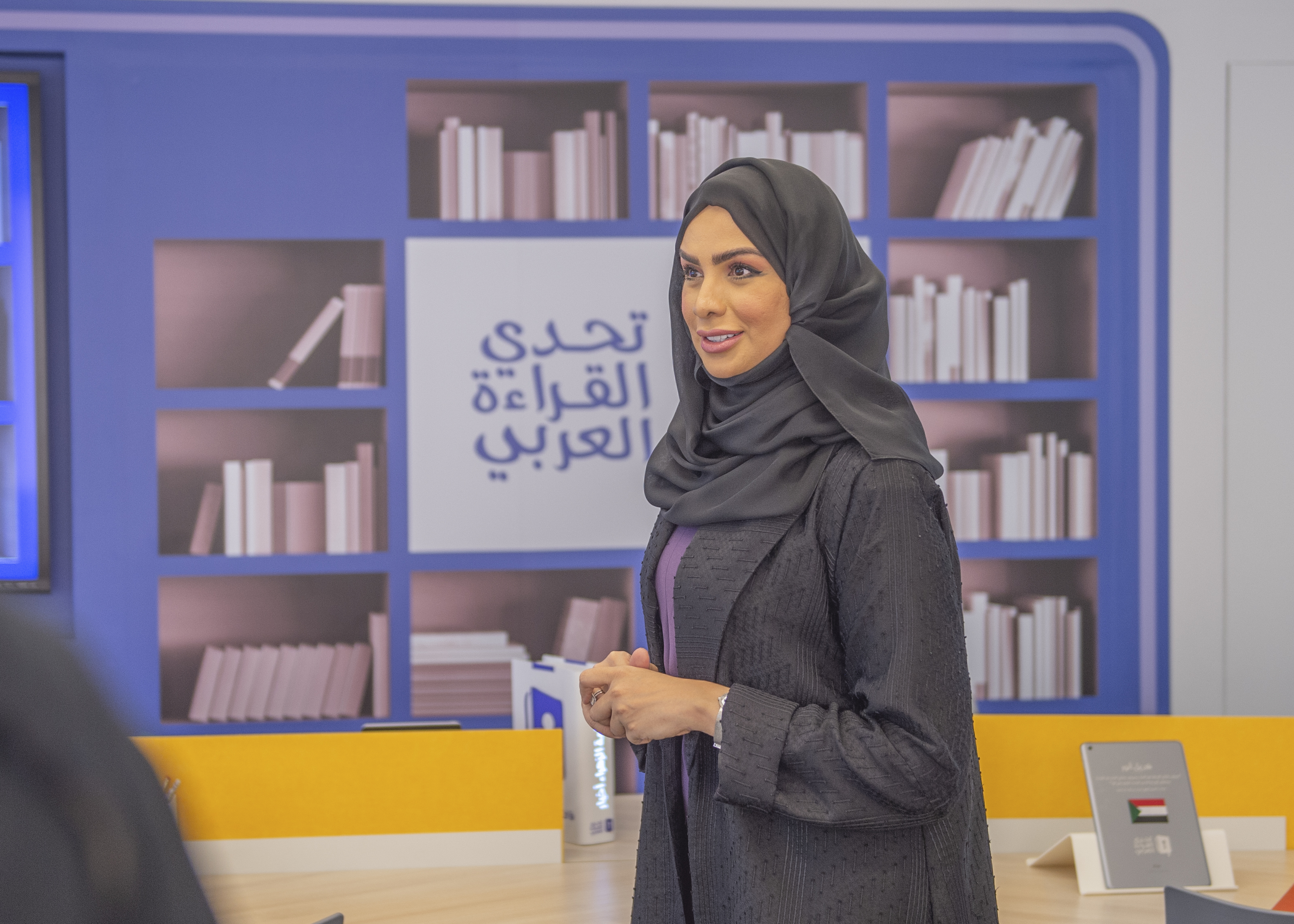 "منى الكندي خلال الجولة"