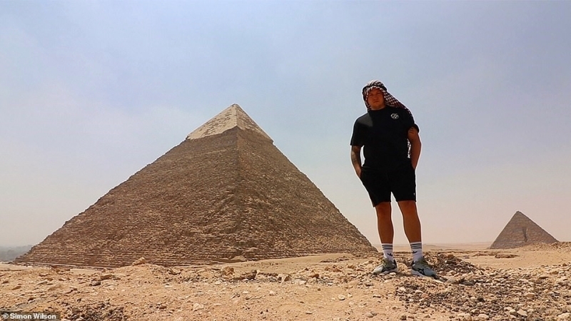 يزور عجائب الدنيا السبع في أسبوع