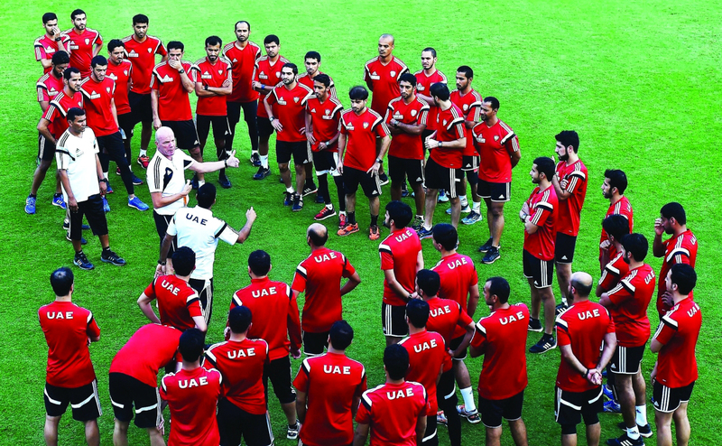 "إلقاء التعليمات والتوجيهات على قضاة الملاعب قبل صافرة البداية | البيان"