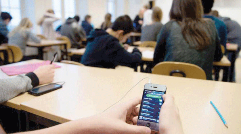 وزير تربية: هواتف التلاميذ سيتم اتلافها في سطل ماء