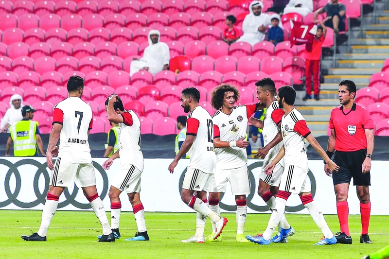 "عموري يتبادل التهنئة مع لاعبي الجزيرة بالفوز الأول | تصوير: سيف الكعبي"
