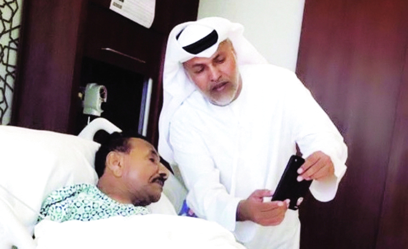 "Ⅶ محمد الكثيري خلال زيارته لجمعة السعدي | البيان"
