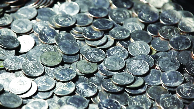 امرأة تسرق  6000 دولار «أرباعاً»