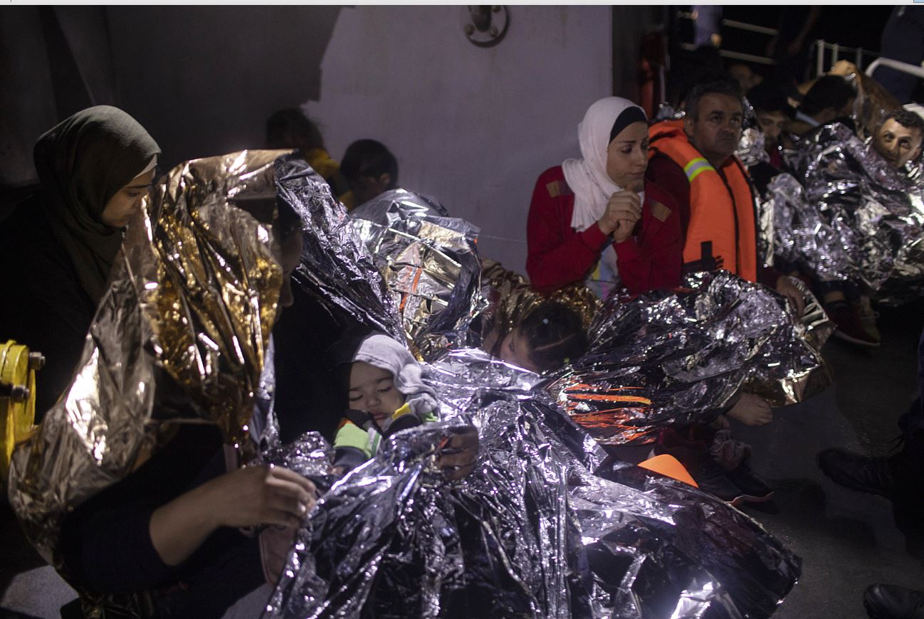 لاجئون يغطون أجسادهم بالقصدير في عرض البحر