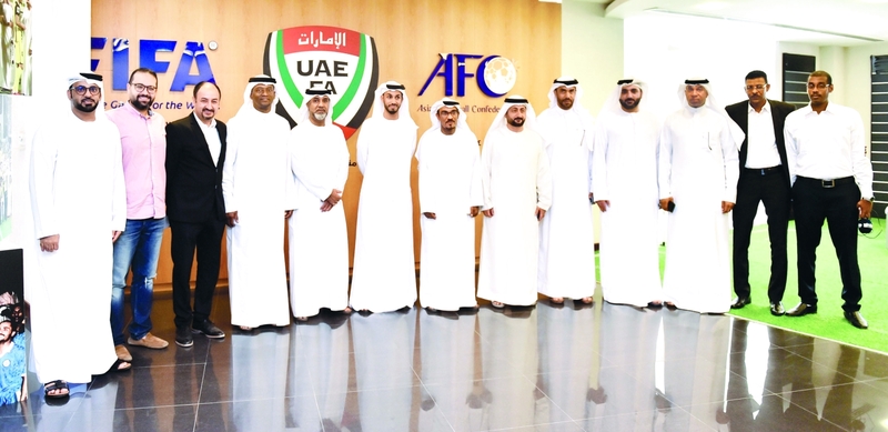 "بن هزام يتوسط ممثلي وسائل الإعلام | البيان"