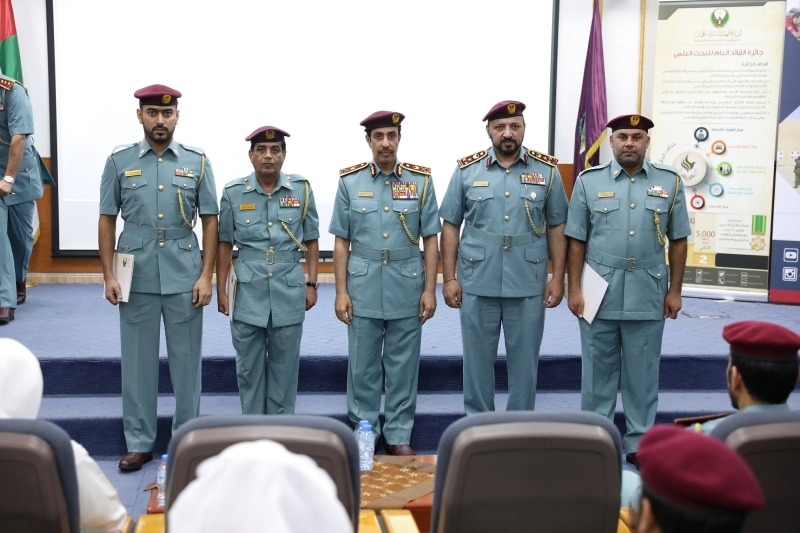 شرطة عجمان تكرّم موظفين في «العمليات الشرطية»