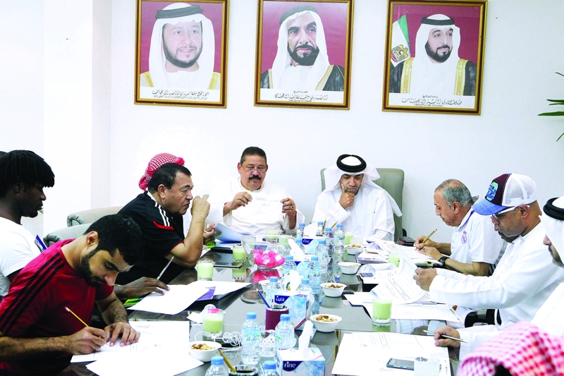 "جانب من إجراءات قرعة دوري المؤسسات | البيان"