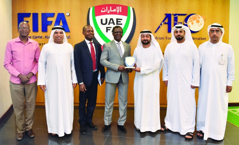 "أدامو أبا بايان يتلقى درع اتحاد الكرة من إبراهيم النمر | البيان"
