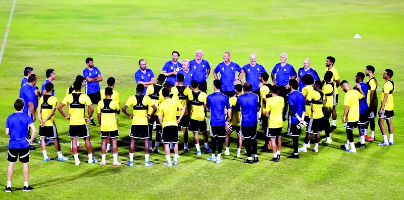 "مارفيك يتحدث للاعبي المنتخب في تدريبات سابقة | البيان"