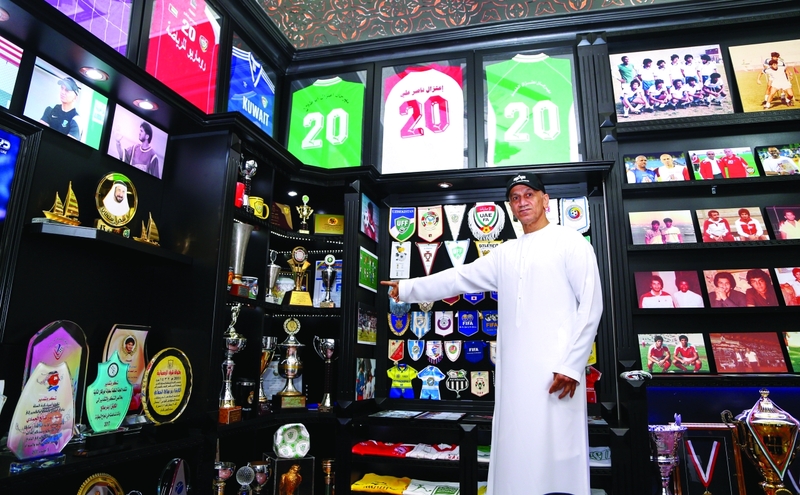 "بدر صالح يستعرض التذكارات في متحفه"