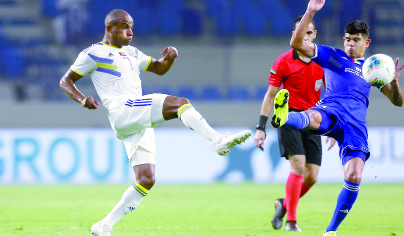 "الهولندي روزفيل وصراع على الكرة مع لاعب النصر"