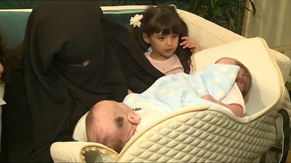 توأم سيامي ليبي يصل الرياض لعملية الفصل