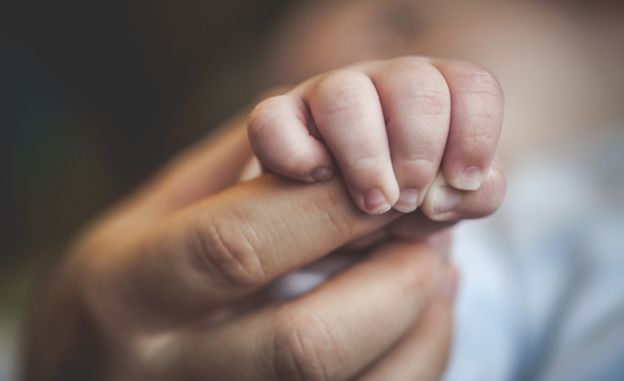 عادة أبوية خاطئة تقتل رضيعة