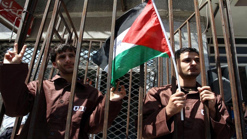 الأسرى الفلسطينيون.. مُرافعة إنسانية مُلحّة